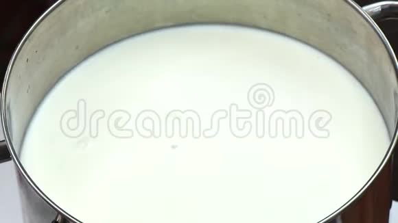在大型金属锅中搅拌牛奶视频的预览图