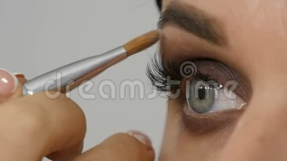 专门用于眼影和眼睛特写的刷子晚间明亮的专业眼妆眼影和眉毛视频的预览图