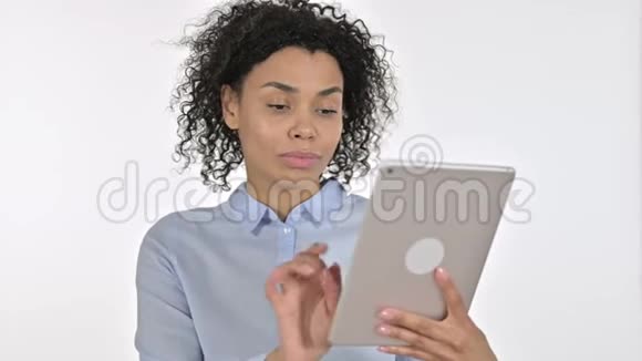 严肃的非洲年轻妇女使用平板电脑的肖像视频的预览图