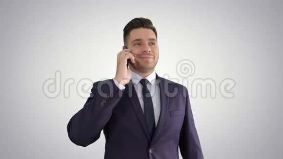 微笑的年轻商人有一个电话与他的手机梯度背景视频的预览图