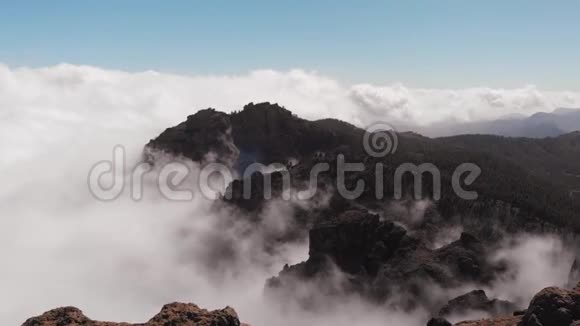 飞翔的无人机在群山的云层之上从鸟瞰美丽全景皮科德拉斯尼维斯视频的预览图