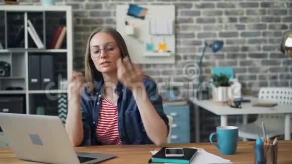 性格开朗的商务女士使用笔记本电脑进行视频交流说话打手势视频的预览图