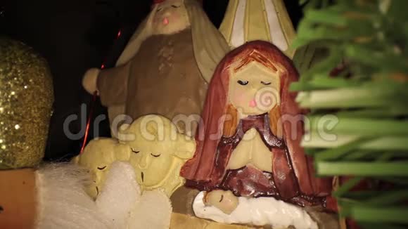 从马槽场景中抽出圣诞树装饰品视频的预览图