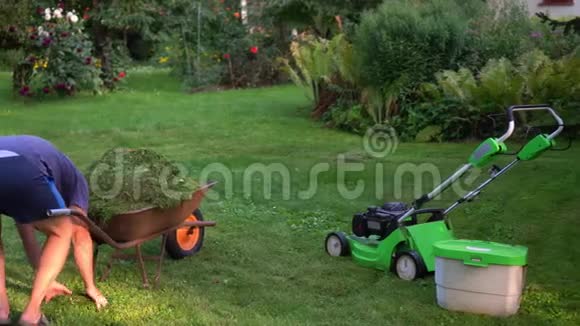 园丁人推着手推车用割草来堆肥小女孩视频的预览图