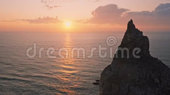 4普拉亚大乌尔萨海滩辛特拉葡萄牙在大西洋海岸巨大的岩石在黄昏的金色夕阳下升起视频的预览图