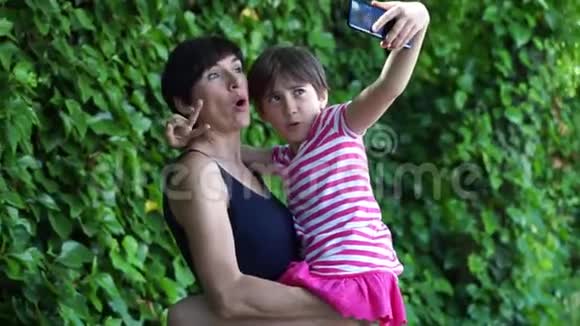 小女儿和妈妈拍自拍照片视频的预览图