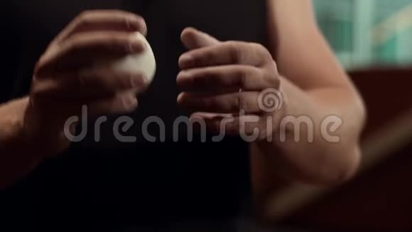 运动英俊的男性运动员在健身房工作使用滑石粉强壮健康的腹部健美视频的预览图