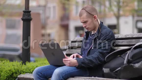 坐在长凳上的男生上网视频的预览图