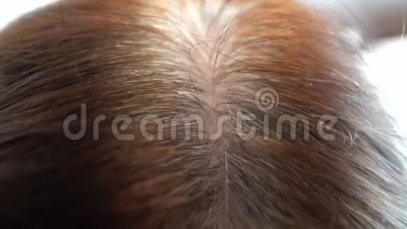 一位老年妇女白发染发的根源视频的预览图