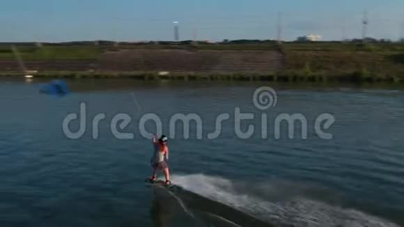 女孩守夜人骑着湖水湖中索道的航拍镜头视频的预览图