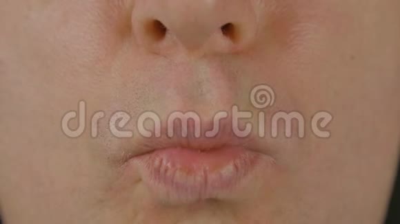 男人的嘴唇发出吻的标志视频的预览图