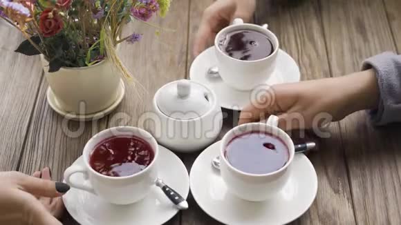 在现代咖啡馆里三个女人在碗附近端着一杯茶桌上放着糖放松一下视频的预览图