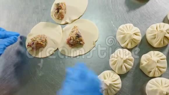 厨师成型面团的俯视图食物录像厨师长包肉饺子民族格鲁吉亚风味视频的预览图