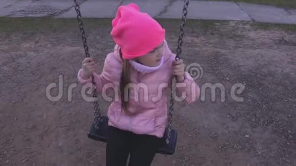 孤独的小女孩在秋千上视频的预览图