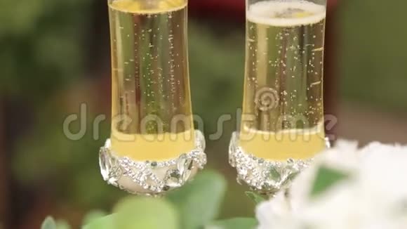 两杯全杯香槟背景模糊有闪亮的石头视频的预览图