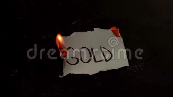 白纸上写的金字烧伤带着烟雾和灰烬的火焰视频的预览图