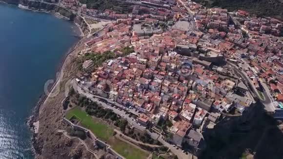 无人机视频飞过卡塞尔萨多市撒丁岛视频的预览图