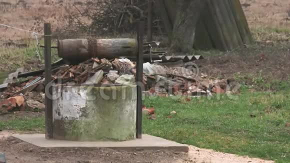 秋季旧木井起重机景观4k镜头视频的预览图