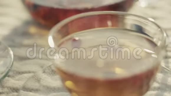 茶壶和茶杯里炖的水果视频的预览图