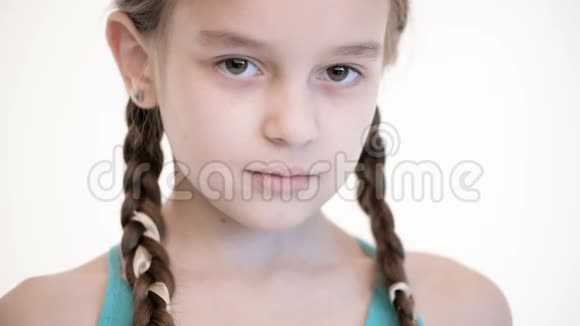 一个梳着辫子的白种人女孩张开眼睛闭上眼睛愤怒和盲目的镜头视频的预览图