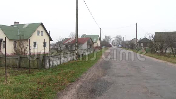 村里的路小镇上一条摇摇欲坠的沥青路农村生活的观念孤独的尘土飞扬的道路视频的预览图