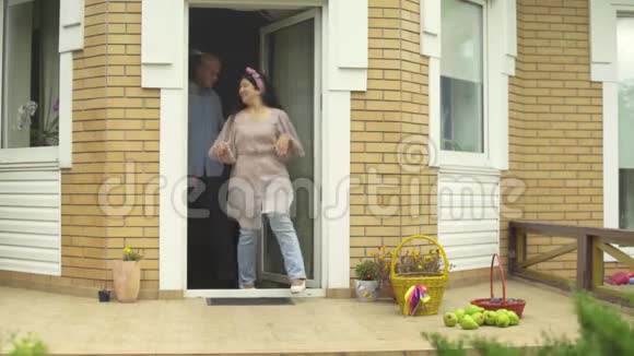 成年夫妇离开了房子视频的预览图