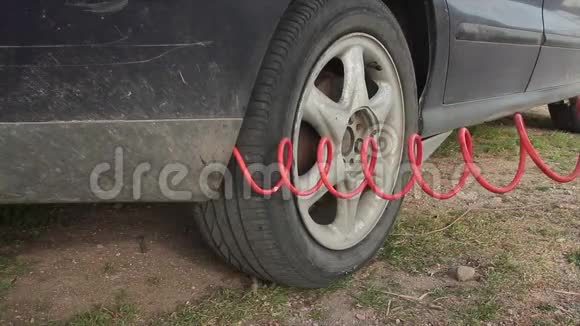 在轮胎明显膨胀的地方用压缩空气压缩机关闭轮胎充气的轮胎修理视频的预览图