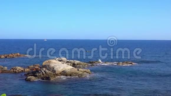 碧波荡漾的风景清澈的海浪和岩石视频的预览图