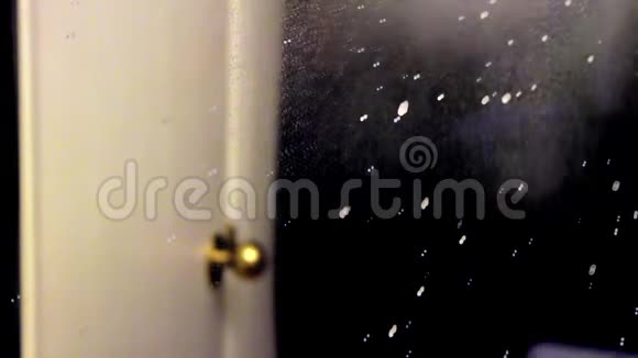 用喷雾和纸巾清洗浴室镜子视频的预览图