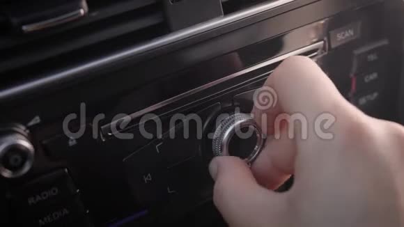 司机正在自动调整行程电脑旋转手柄和按钮男性手的特写镜头视频的预览图