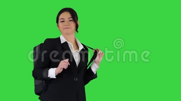 漂亮的女孩带着背包在绿色屏幕上跳舞Chroma键视频的预览图