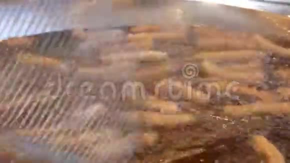 在户外咖啡馆里用土豆棒炸油快餐在集市上招待饥饿的游客视频的预览图