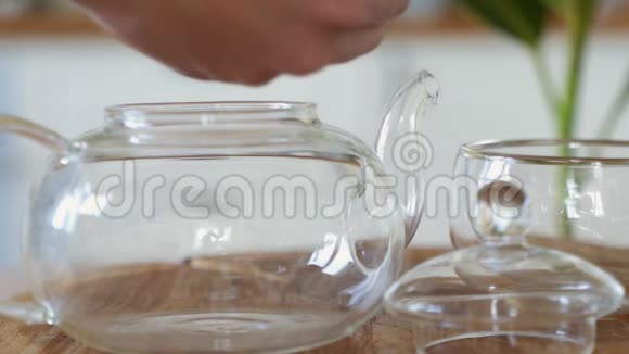 透明玻璃茶壶冲泡绿茶的方法视频的预览图