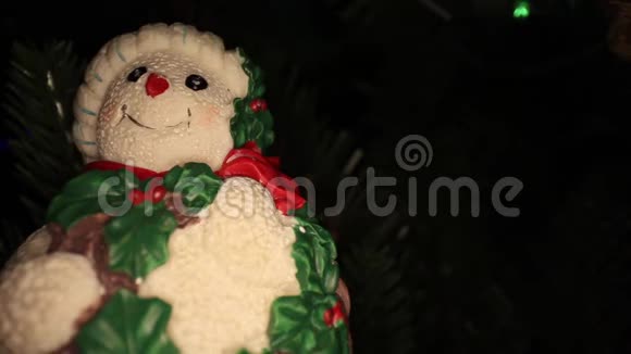 从圣诞树上拉出几个雪人的装饰品视频的预览图