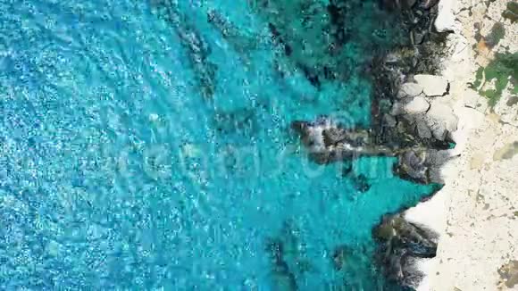 俯视地中海岩石海岸线视频的预览图