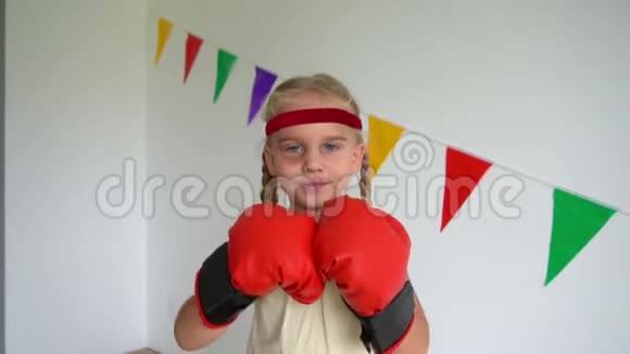 愤怒的白种人女孩带着拳击手套在眼睛列车上擦伤慢动作视频的预览图