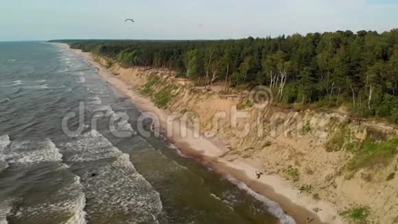一架滑翔伞飞过立陶宛荷兰船长鸟瞰图视频的预览图