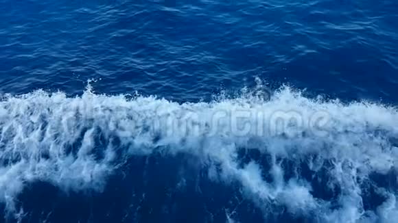 蓝色海浪从船上移动突厥旅行的概念视频的预览图
