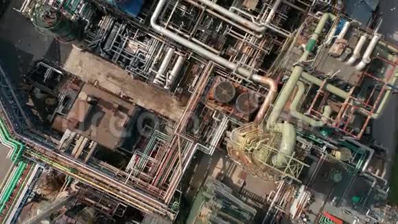 在炼油厂或化工厂的高空俯视视频的预览图