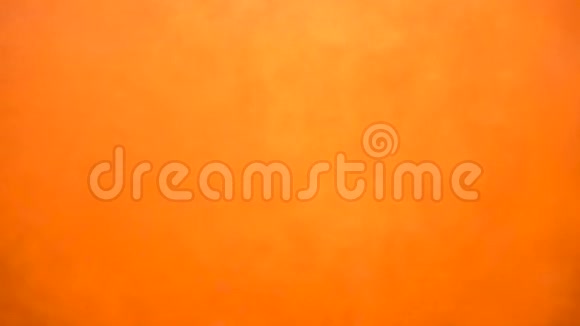 橙色背景与移动闪光水下视频的预览图