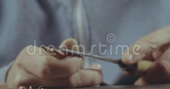 男性手的特写用凿子磨铅笔磨一个简单的铅笔电影4K录像视频的预览图