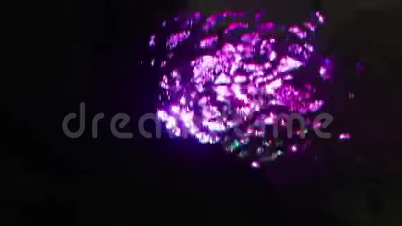 紫光在水下荡漾背景与鱼为文本复制空间视频的预览图