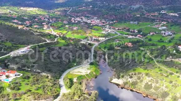 杰马索盖亚大坝及周围环境的风景鸟瞰图塞浦路斯利马索尔区视频的预览图