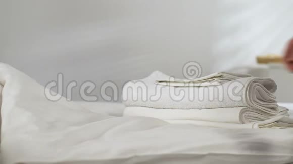 女女仆准备干净的床单从房间里拿脏毛巾视频的预览图