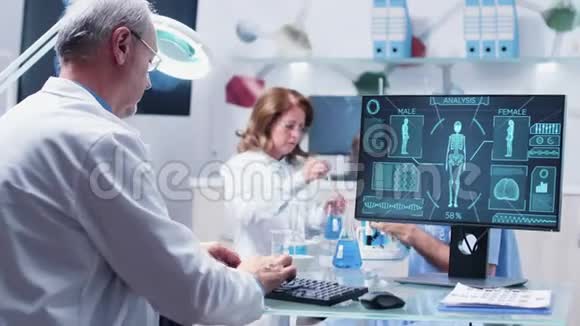 在繁忙的实验室里男性科学家喜欢电脑键盘视频的预览图