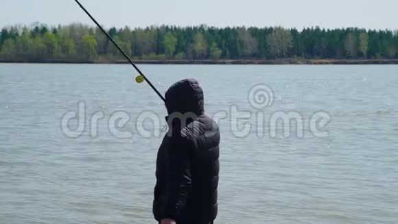 老人在河中鱼竿视频的预览图