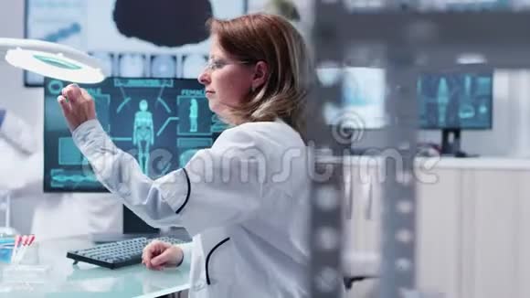 女科学家在现代实验室使用放大镜视频的预览图