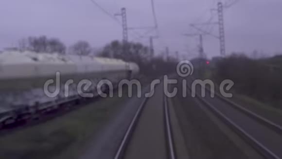 从火车上的最后一辆货车上看到的视频的预览图