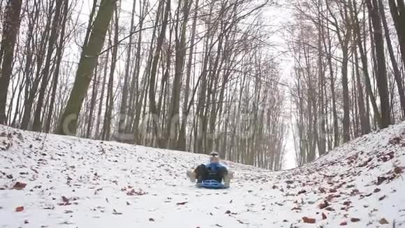 两个兄弟和爸爸一起雪橇视频的预览图