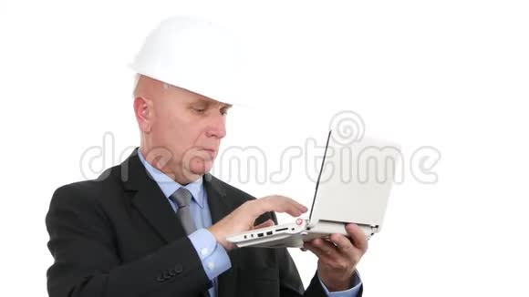 工程师戴头盔在笔记本电脑上阅读好消息并制作胜利手势视频的预览图